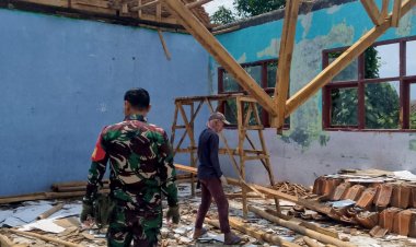 Babinsa Koramil 2201/Cisolok Laksanakan Karya Bakti dan Pantau Perehaban Sekolah SMPN 2