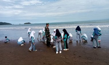 Jaga Keamanan dan Keselamatan Babinsa Koramil 2215/Ciemas monitoring wisata edukatif anak-anak sekolah di Pantai Citireum Cikadal