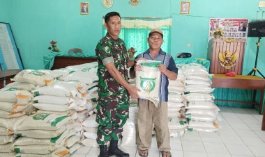 Babinsa Koramil 2213/Jampangkulon Dampingi Penyaluran Bantuan Beras Bulog di Desa Cimanggu
