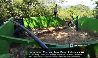 Babinsa Koramil 2215/Ciemas Gelar Karya Bakti Perbaikan Bak Utama Program TNI AD Manunggal Air di Desa Ciwaru