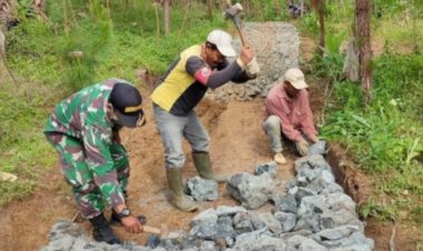 Babinsa Koramil 2209/Lengkong Laksanakan Karya Bakti Bersama Warga