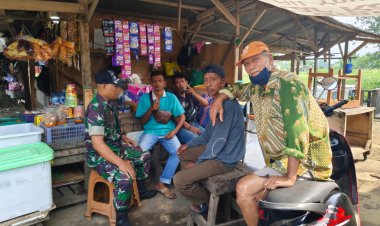 Babinsa Koramil 2206/Parakansalak Jalin Komsos dengan Warga Desa Bojonglongok