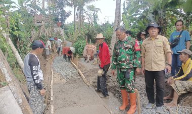 Babinsa Koramil 2210/Pabuaran Gelar Karya Bakti Bersama Warga di Desa Bantarsari