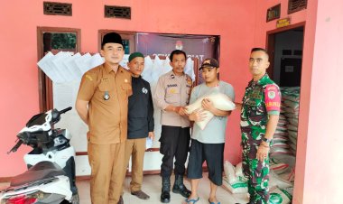 Babinsa Koramil 2213/Jampangkulon Dampingi Penyaluran Bantuan Beras Bulog di Desa Sekarsari