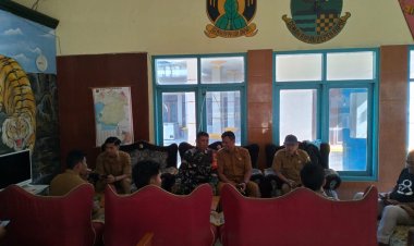 Babinsa Koramil 2215/Ciemas Laksanakan Komsos dengan Aparatur Desa Ciwaru