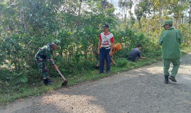 Babinsa Koramil 2215/Ciemas Laksanakan Karya Bakti Bersama Warga