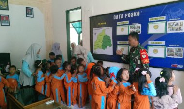Babinsa Koramil 2201/Cisolok Dampingi Kunjungan Edukatif TK Cisolok ke Makoramil
