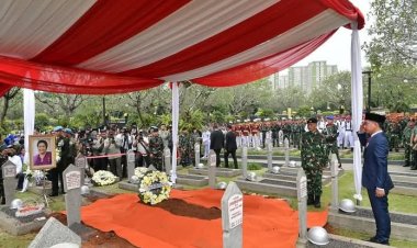 Wapres Gibran Pimpin Upacara Pemakaman Ibu Karlinah Umar Wirahadikusumah di TMP Kalibata