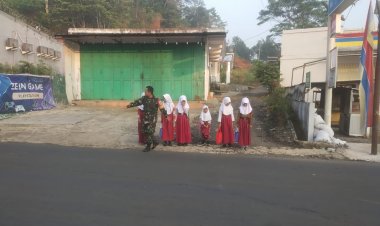 Babinsa Koramil 2204/Cikidang Bantu Penyebrangan Siswa Sekolah Dasar
