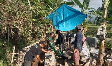 Babinsa Koramil 2206/Parakansalak Laksanakan Karya Bakti Perbaikan Parit