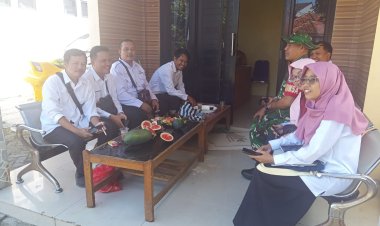 Babinsa Koramil 2215/Ciemas Laksanakan Komsos dengan Aparat Desa