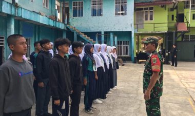 Babinsa Koramil 2209/Lengkong Latih Disiplin Siswa Melalui Pembinaan Baris Berbaris