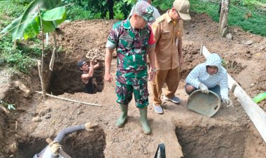 Babinsa Koramil 2210/Pabuaran Laksanakan Karya Bakti Bersama Warga