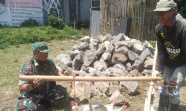 Babinsa Koramil 2206/Parakansalak Laksanakan Kegiatan Perbaikan Parit di Desa Bojonglongok