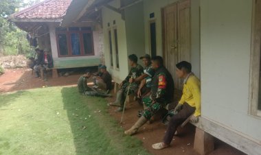 Babinsa Koramil 2210/Pabuaran Laksanakan Komsos Bersama Warga