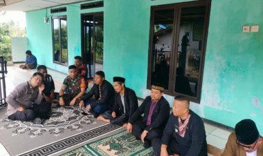 Babinsa Koramil 2209/Lengkong Laksanakan Komsos dengan Tokoh Masyarakat dan Tokoh Agama