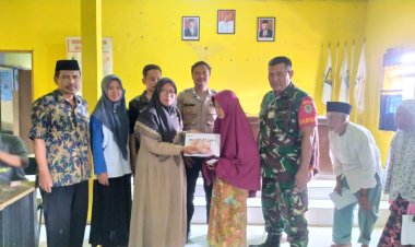 Babinsa Koramil 2213/Jampangkulon Dampingi Penyaluran Bantuan BLT DD di Desa Sukamaju