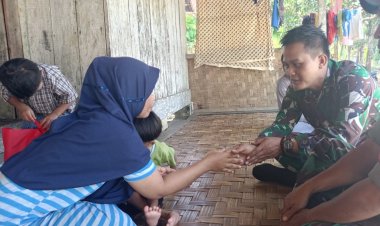 Babinsa Koramil 2212/Tegalbuleud Laksanakan Komsos dengan Tokoh Masyarakat di Desa Nangela