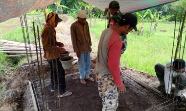 Babinsa Desa Sindangraja Koramil 2211/Sagaranten Laksanakan Karya Bakti Perbaikan Jembatan Penghubung