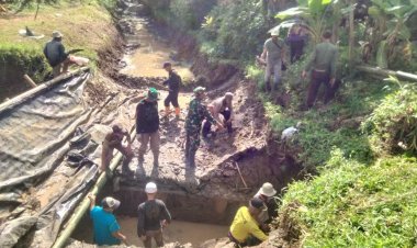 Babinsa Koramil 2208/Nyalindung Laksanakan Karya Bakti Perbaikan Irigasi di Desa Wangunreja
