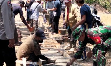 Babinsa Koramil 2209/Lengkong Laksanakan Karya Bakti Pengecoran Jalan Bersama Warga