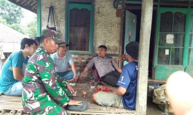 Babinsa Koramil 2212/Tegalbuleud Laksanakan Komsos dengan Tokoh Masyarakat di Desa Sumberjaya