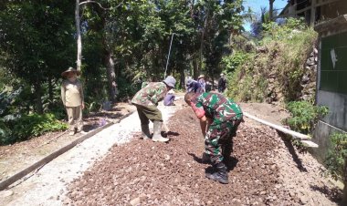 Babinsa Koramil 2207/Jampang tengah Purabaya dan Warga Gotong Royong Laksanakan Pengerasan Jalan Desa
