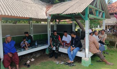 Babinsa Koramil 2214/Surade Laksanakan Komsos Bersama Tokoh Masyarakat Desa Pangumbahan