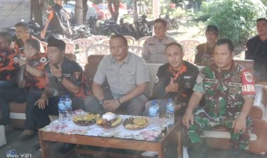 Babinsa Koramil 2212/Tegalbuleud Laksanakan Komsos Bersama Tokoh Pemuda