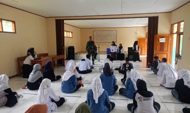 Babinsa Koramil 2211/Sagaranten Berikan Wawasan Kebangsaan di SMUN 1 Cidadap