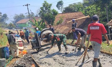 Babinsa Koramil 2207/Jampangtengah Laksanakan Karya Bakti Pengecoran Jalan Bersama Warga