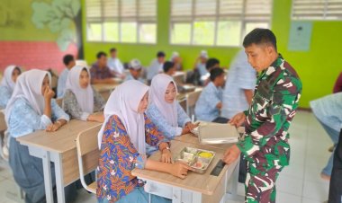 Babinsa Koramil 2215/Ciemas Monitoring Kegiatan Makan Bergizi Gratis di SMAN 1 Ciemas