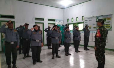 Babinsa Koramil 2211/Sagaranten Berikan Pelatihan kepada Satuan Linmas Desa Bojongtugu