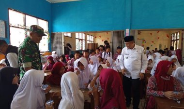 Babinsa Koramil 2207/Jampangtengah Hadiri Kegiatan Live Dinkes dan Pemberian Obat Cacing di SDN 3 Bojonglopang