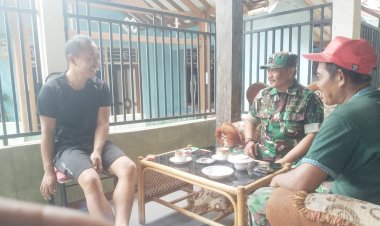 Babinsa Koramil 2206/Parakansalak Laksanakan Komsos Bersama Warga Desa Bojongasih