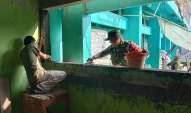 Babinsa Koramil 2204/Cikidang Laksanakan Bakti Perbaikan Posyandu di Desa Cikiray