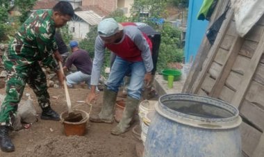 Babinsa Koramil 2206/Parakansalak Bantu Warga Perbaiki Parit di Desa Sukakersa