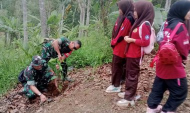 Danposramil Kalibunder Koramil 2213/Jampang Kulon Laksanakan Kegiatan Penanaman Pohon Bersama Masyarakat dan Pelajar