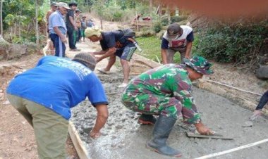 Babinsa Koramil 2212/Tegalbuleud Bersama Warga Laksanakan Karbak Perbaikan Jalan di Desa Nangela