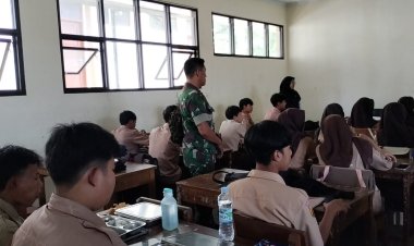 Babinsa Nagraksari Dampingi Kegiatan Makan Bergizi Gratis di SMPN 1 Jampangkulon
