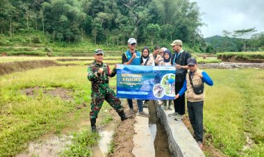 Babinsa Koramil 2211/Sagaranten Dampingi Tim Monev Provinsi Tinjau Pengerjaan Saluran Irigasi