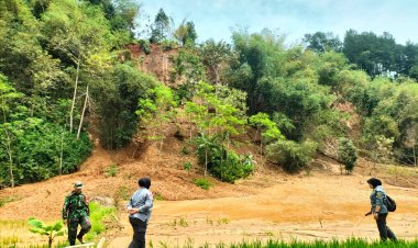 Babinsa Koramil 2211/Sagaranten Laksanakan Pengecekan Lokasi Longsor di Desa Bojongtugu
