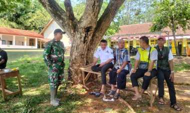 Babinsa Koramil 2210/Pabuaran Laksanakan Komsos Bersama Warga Desa Cibadak