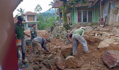 Babinsa Desa Gunung Keramat Koramil 2201/Cisolok Laksanakan Karya Bakti Bersama Warga