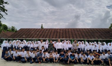 Babinsa  Koramil 2215/Ciemas dan Bhabinkamtibmas Berikan Pembinaan Wawasan Kebangsaan di SMPN 2 Ciemas