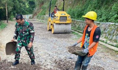 Babinsa Koramil 2212/Tegalbuleud dan Warga Gelar Karya Bakti Perbaiki Jalan Desa
