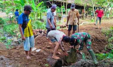 Babinsa Koramil 2212/Tegalbuleud Bersama Warga Laksanakan Karya Bakti Pembenahan Saluran Air
