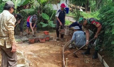 Babinsa Koramil 2206/Parakansalak Laksanakan Kegiatan Perbaikan Jalan di Desa Sukatani