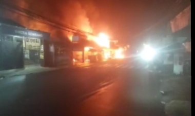 Kebakaran di Cilendek Barat Diduga Berawal dari Kios D’Bro, 9 Kios Hangus Terbakar