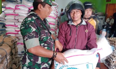Babinsa Koramil 2213/Jampangkulon Dampingi Penyaluran Bantuan Pangan di Desa Ciparay